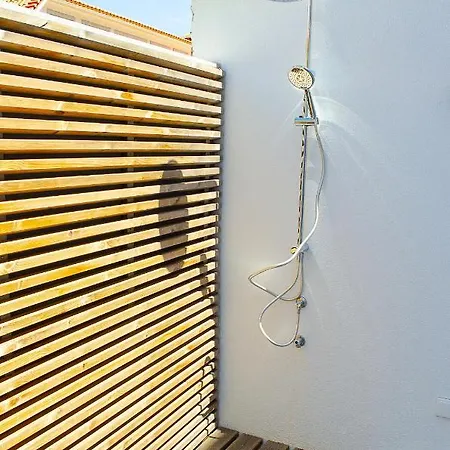 Charming With Terrace דירה *